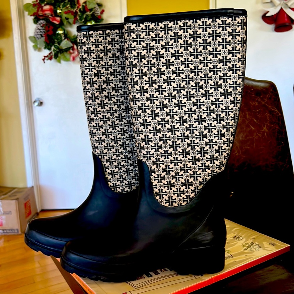 Almost new gorgeous rain-boot super cute can wear with all your winter attire